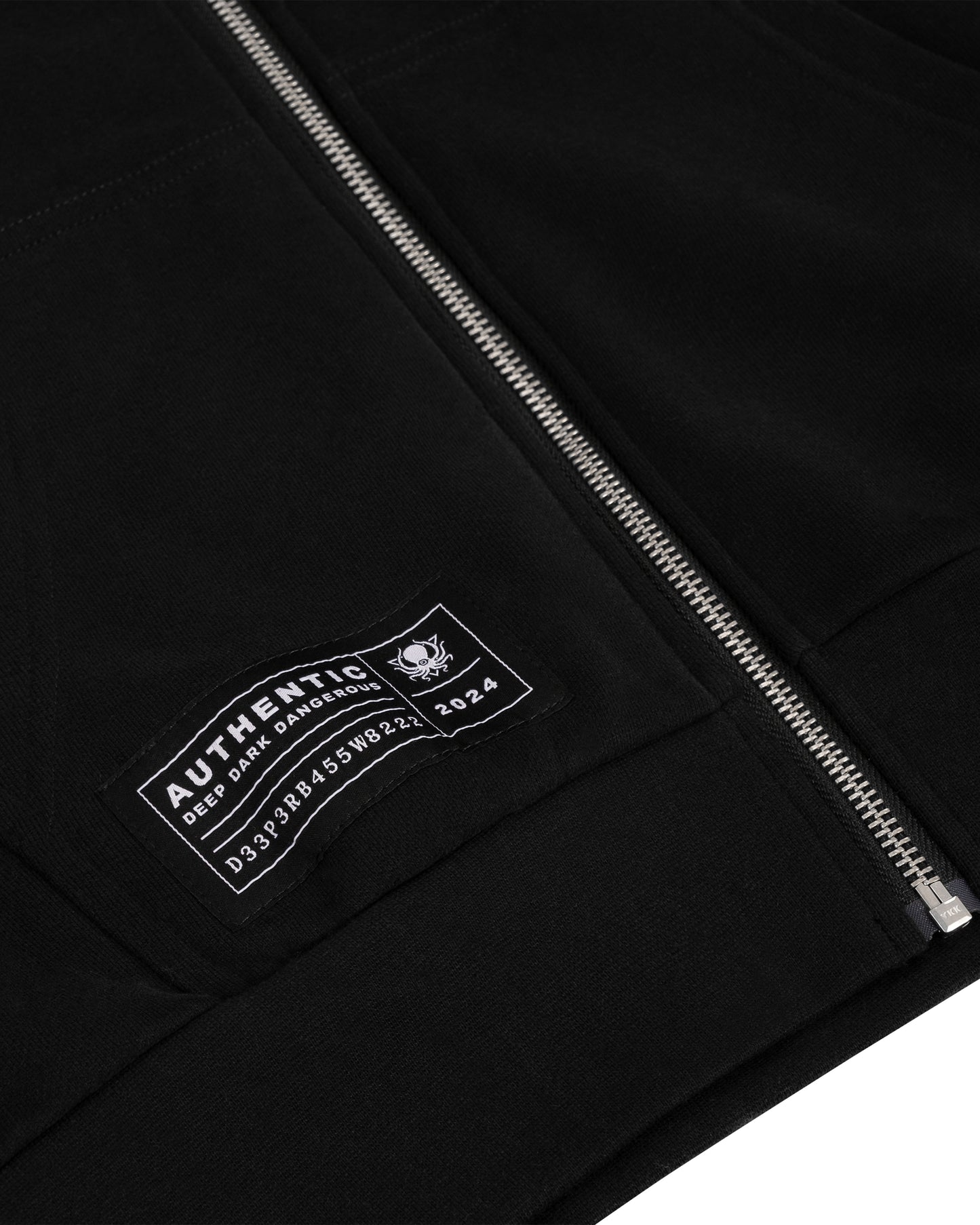 TIEFSCHWARZER HOODIE MIT REISSVERSCHLUSS