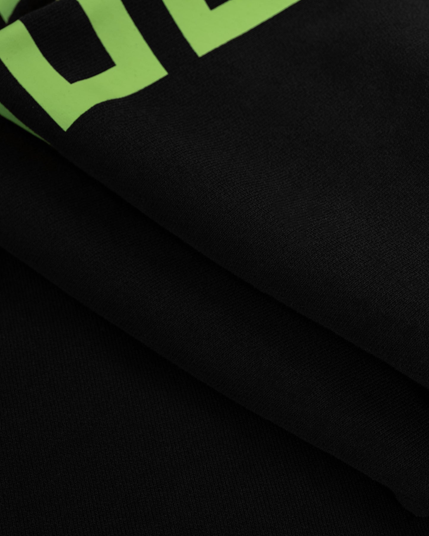 TIEFSCHWARZER HOODIE MIT REISSVERSCHLUSS