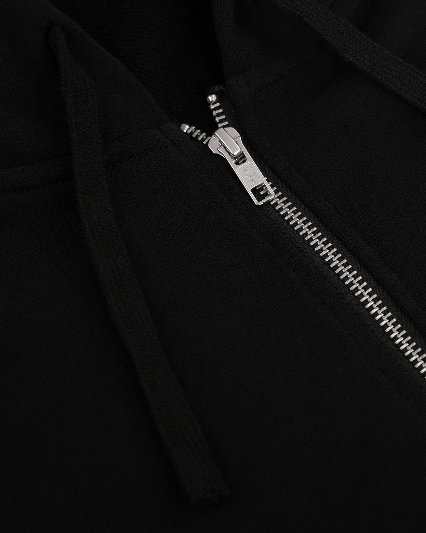 TIEFSCHWARZER HOODIE MIT REISSVERSCHLUSS