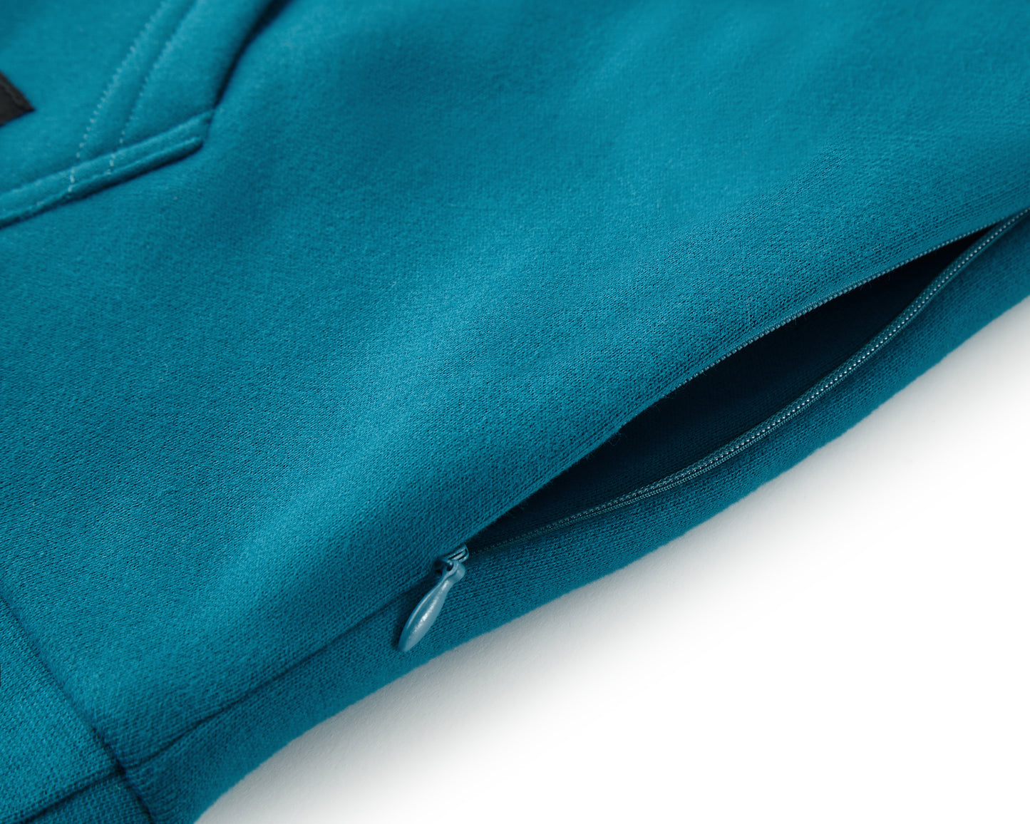 TIEFSCHWARZER HOODIE MIT REISSVERSCHLUSS