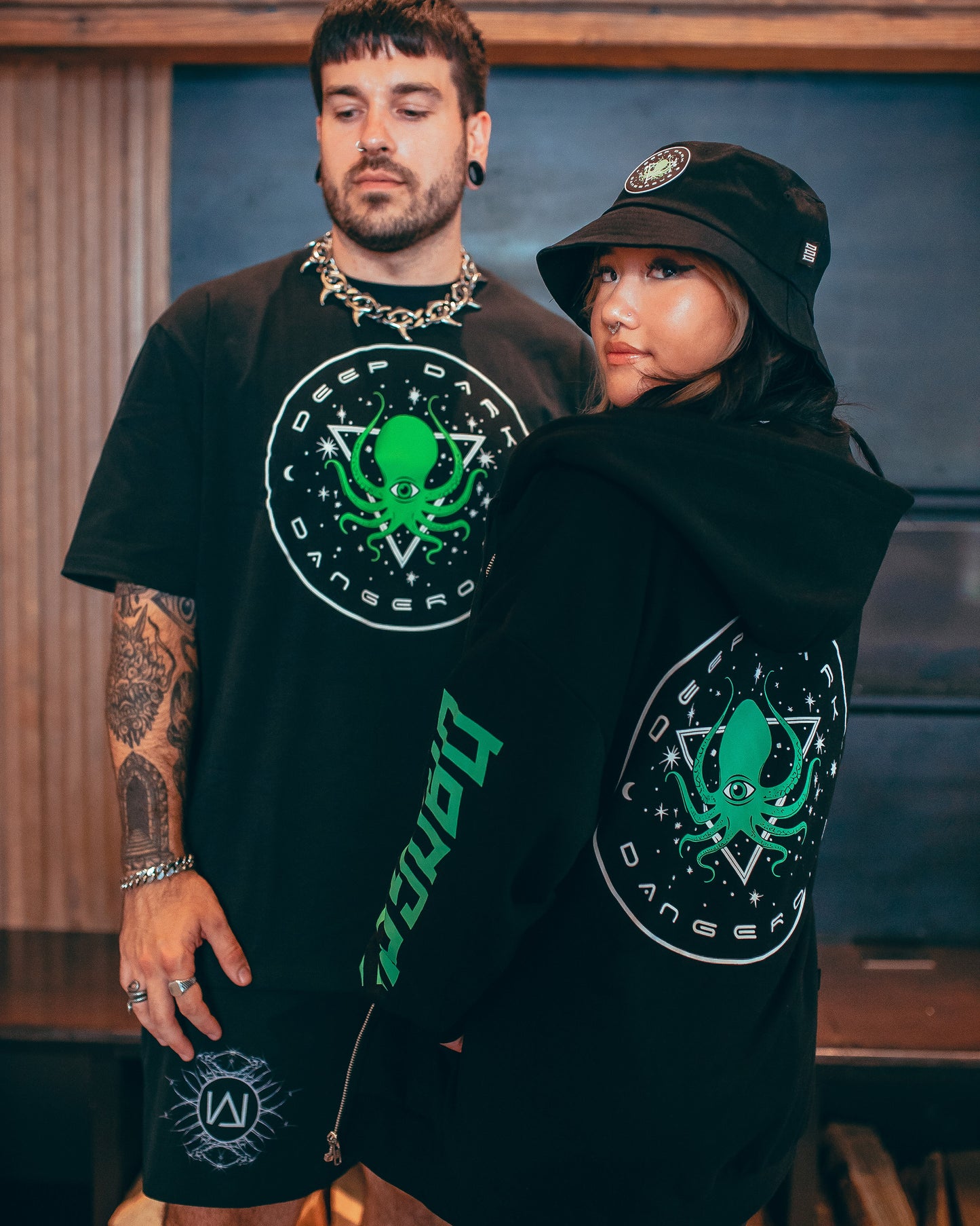 TIEFSCHWARZER HOODIE MIT REISSVERSCHLUSS