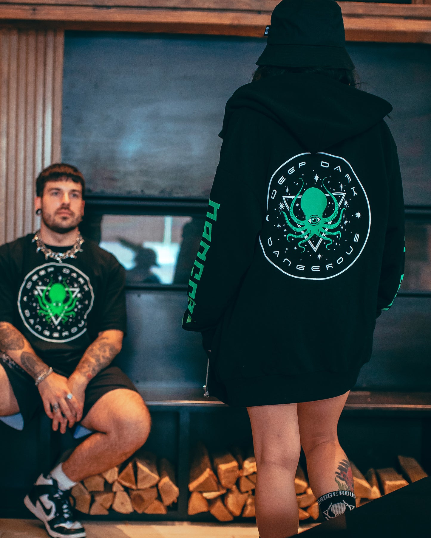 TIEFSCHWARZER HOODIE MIT REISSVERSCHLUSS