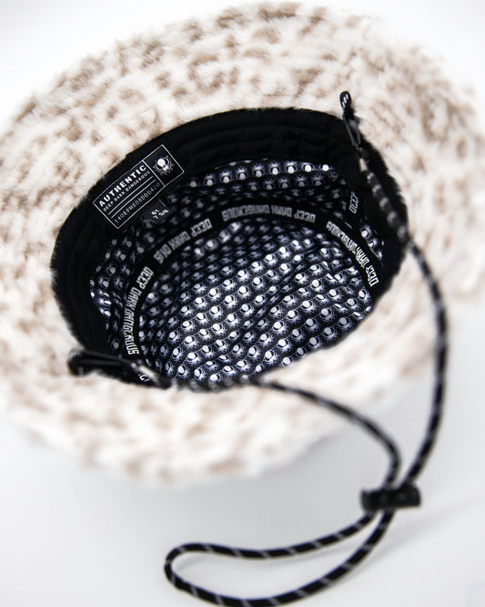 FUZZY SNOW JAGUAR BUCKET HAT