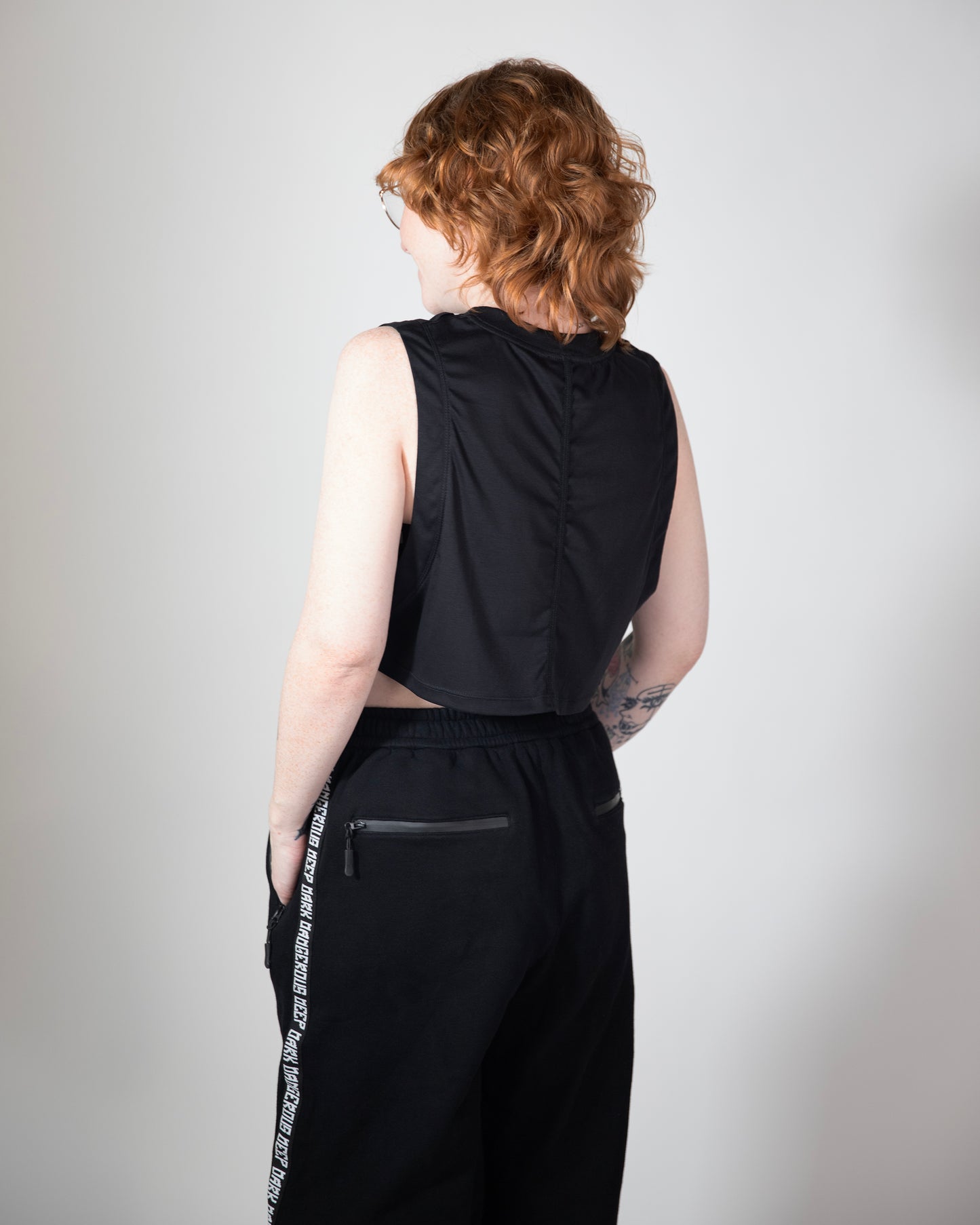 SCHWARZES CROP-TOP-TANK 