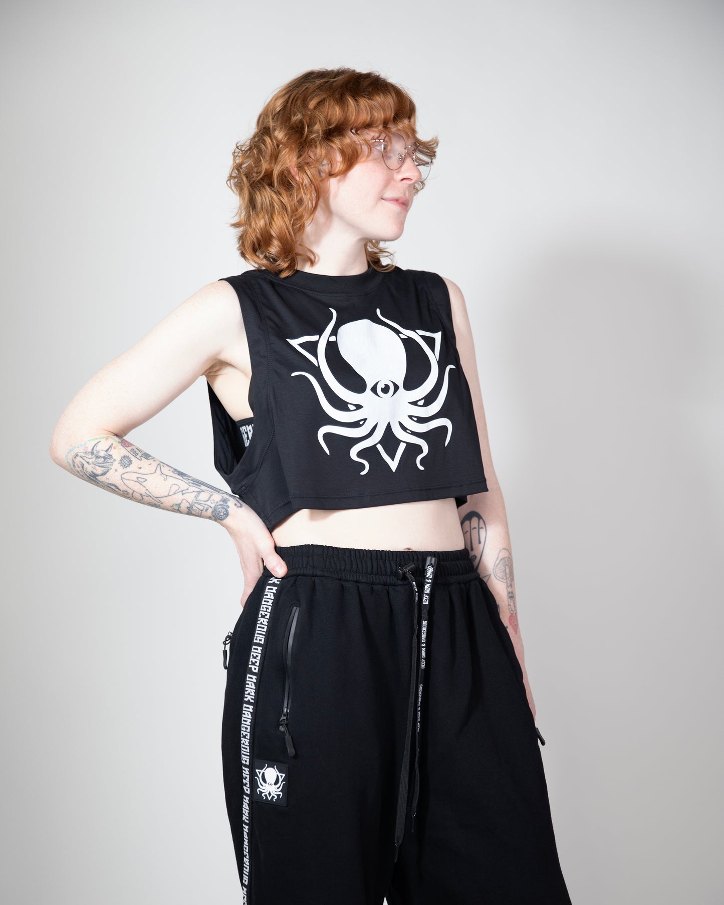 SCHWARZES CROP-TOP-TANK 