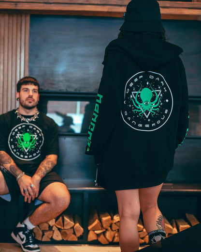 TIEFSCHWARZER HOODIE MIT REISSVERSCHLUSS